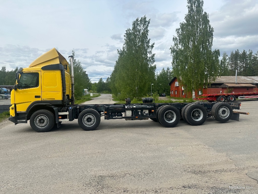 Volvo Trucks Suomi - Volvo FMX 10x4 XPro - maansiirtoauto Volvo Dynamic  Steering-ohjauksella, ryömintävaihteilla ja ELG-lavalla